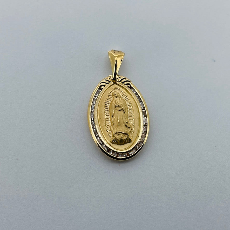 Medalla 10k V Guadalupe oval bisel circonias 20x17mm