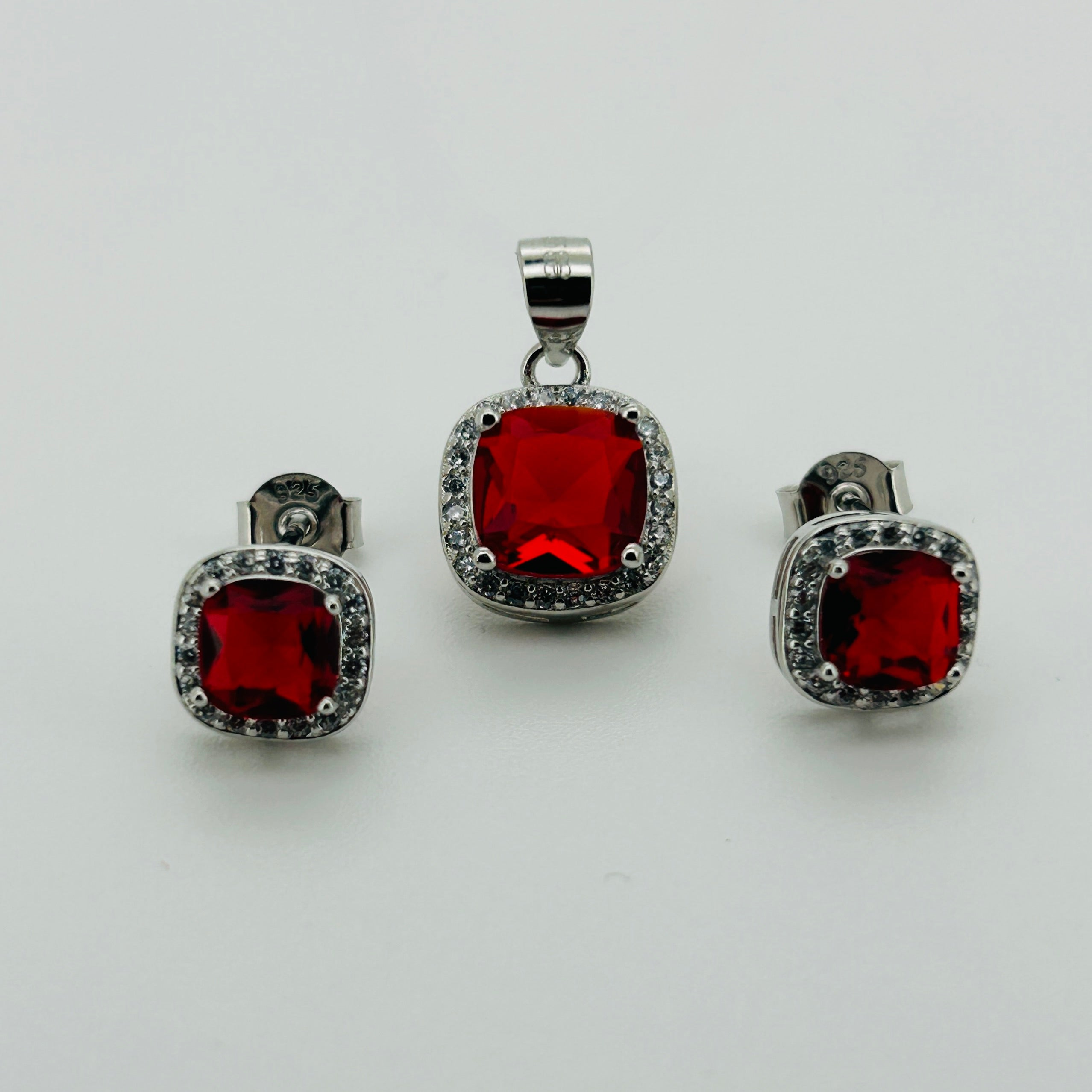 Juego plata rodio, piedra rojo octagono cuadrado bisel circonias blancas