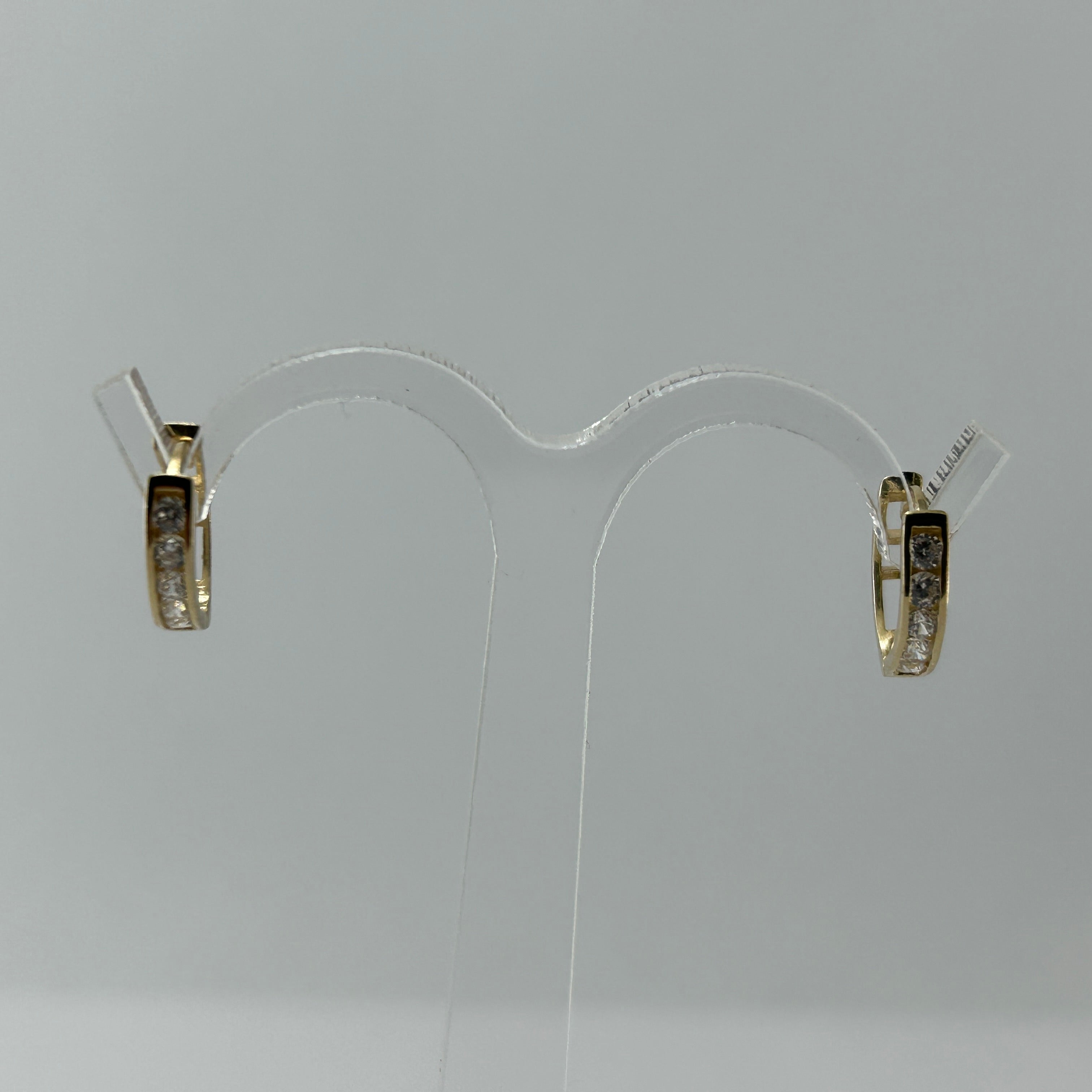 Arracadas 10k Huggie 11x10x2 mm con circonias