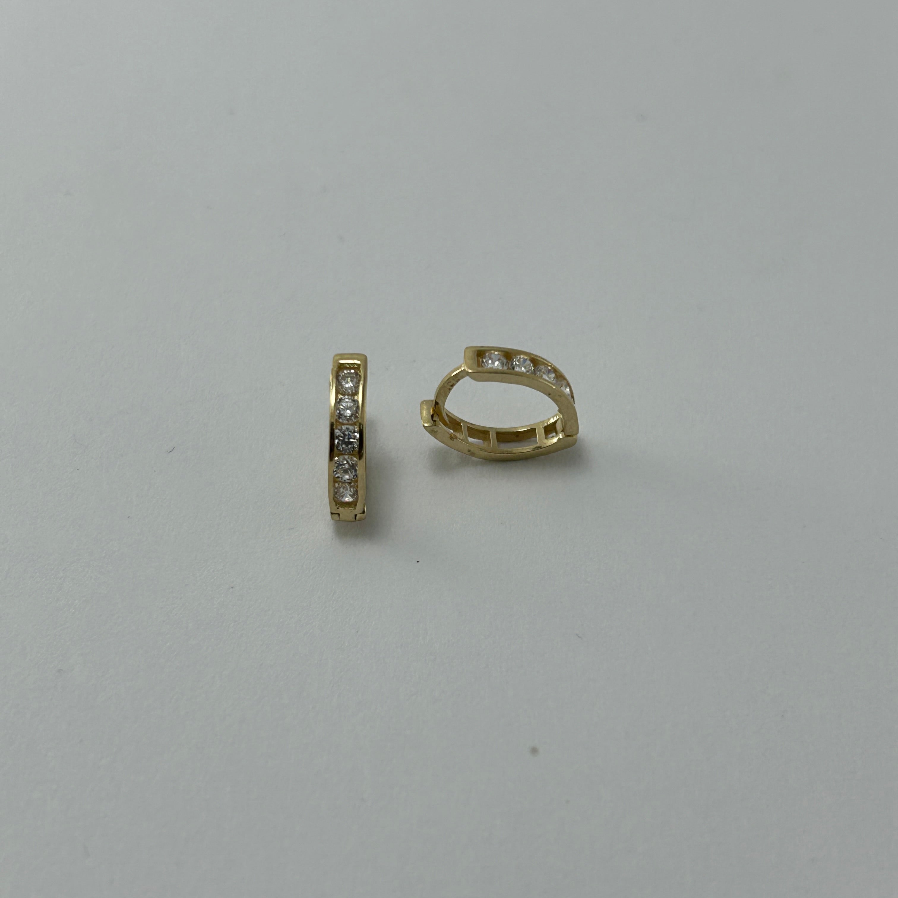 Arracadas 10k Huggie 11x10x2 mm con circonias