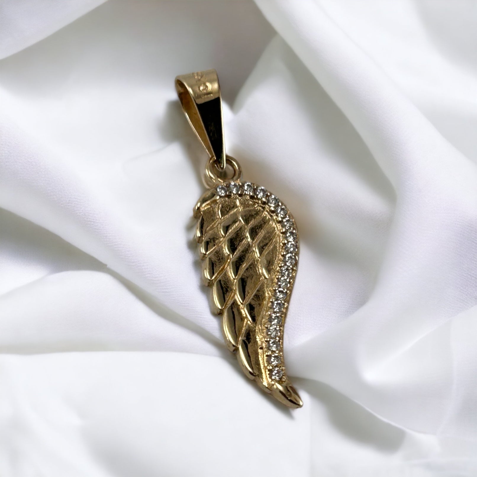 Dije 10k Ala con circonias 19x8 mm