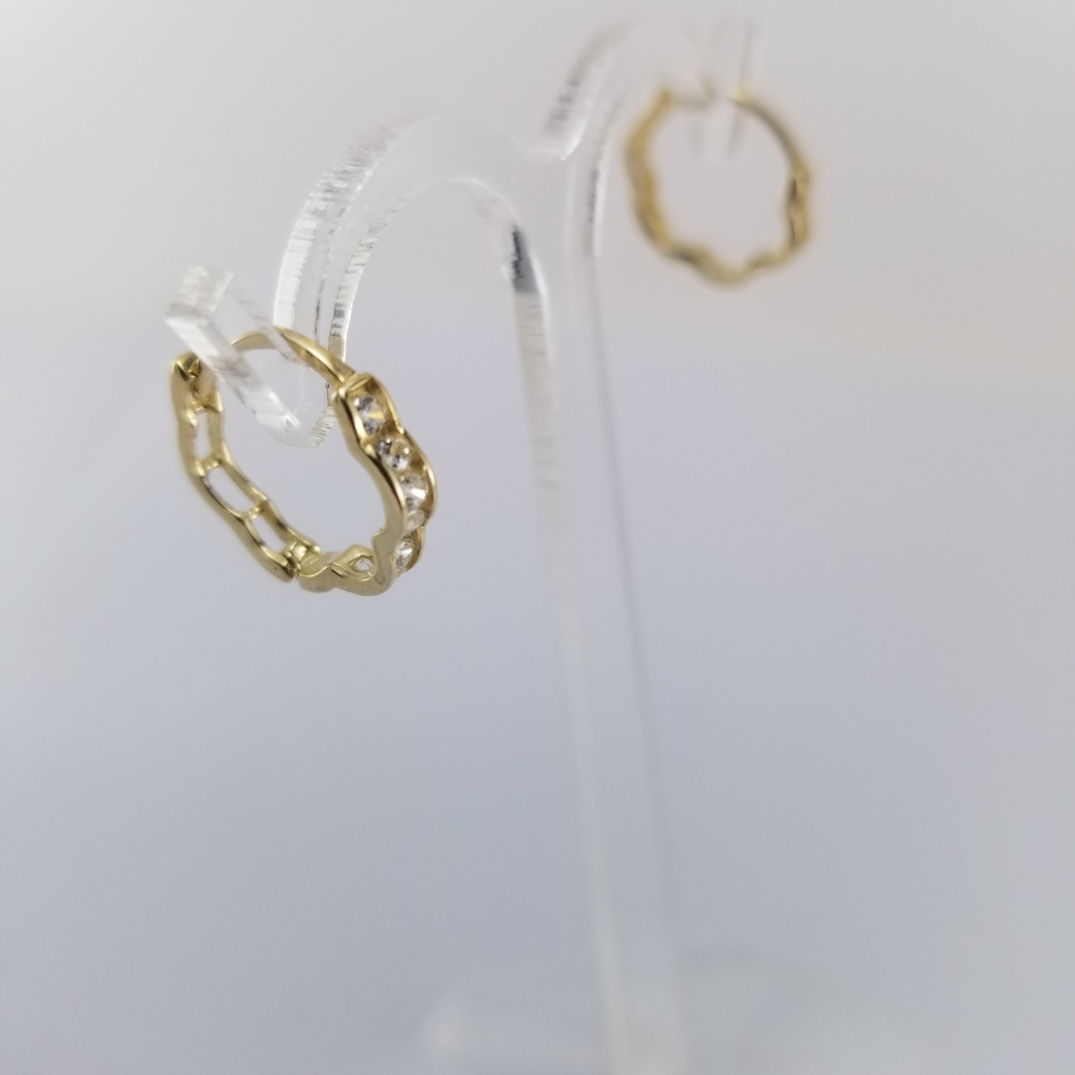 Arracadas huggie 10k Flor con circonias