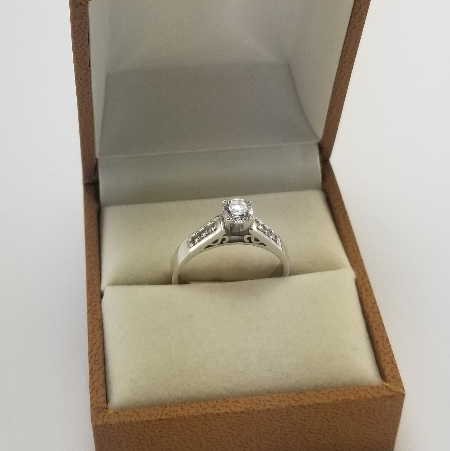 Anillo Compromiso 10k oro blanco circonias laterales