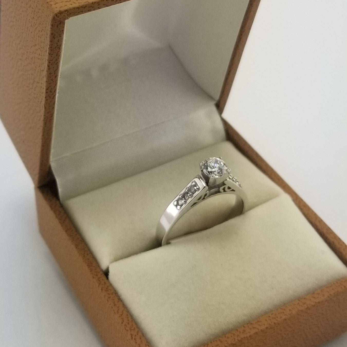 Anillo Compromiso 10k oro blanco circonias laterales