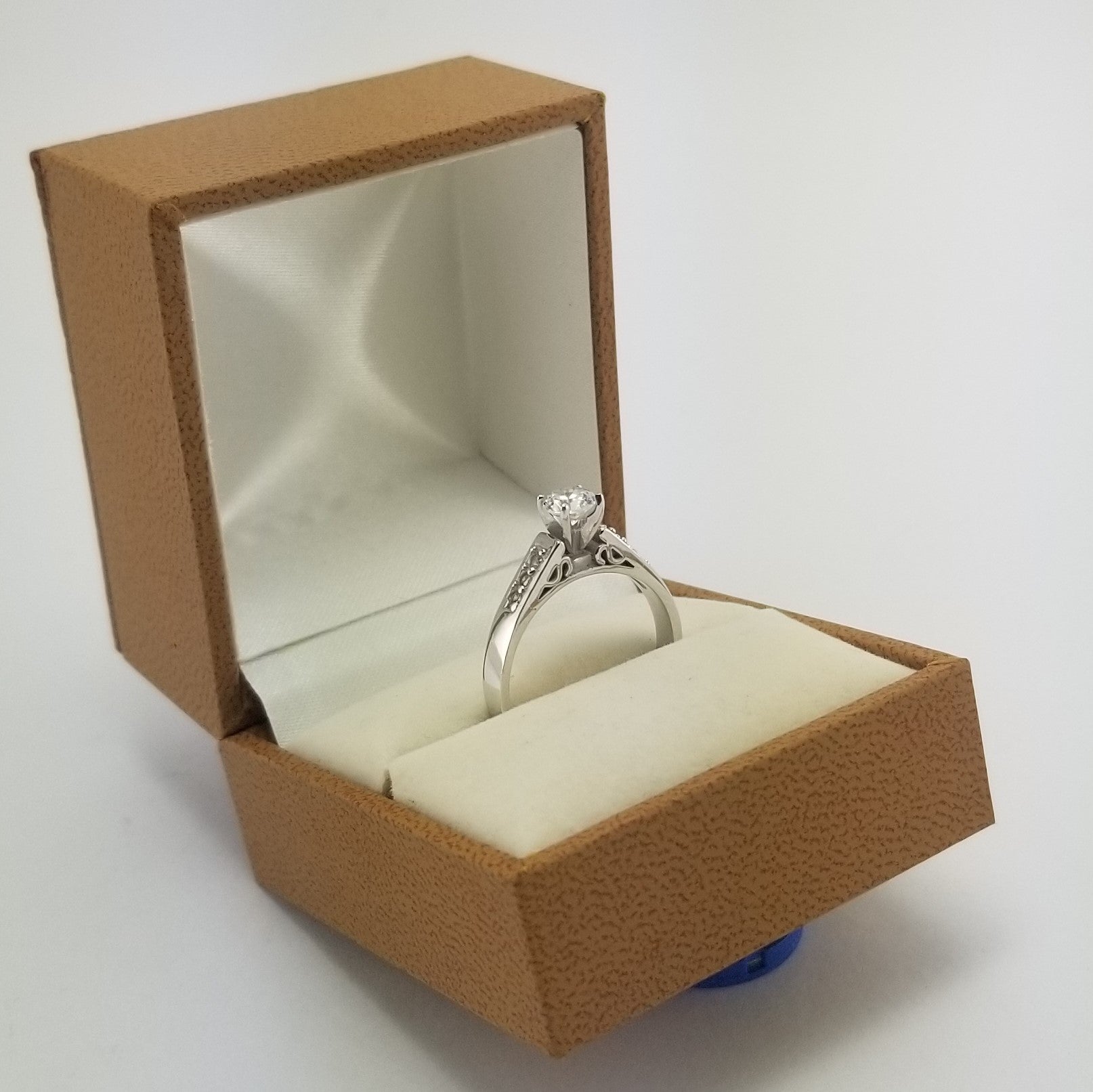 Anillo Compromiso 10k oro blanco circonias laterales