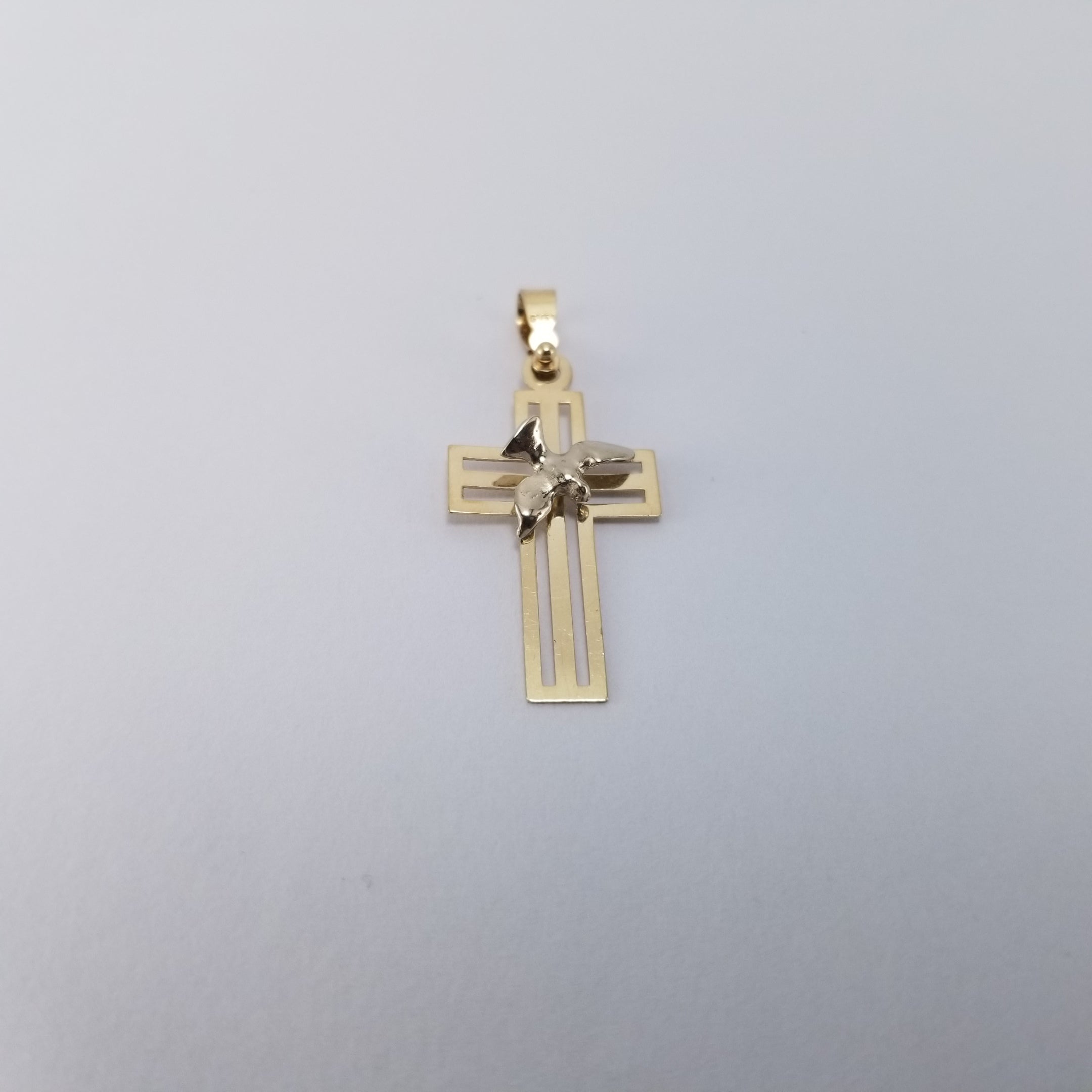 Cruz 10k Plana con dije Espiritu Santo platinado