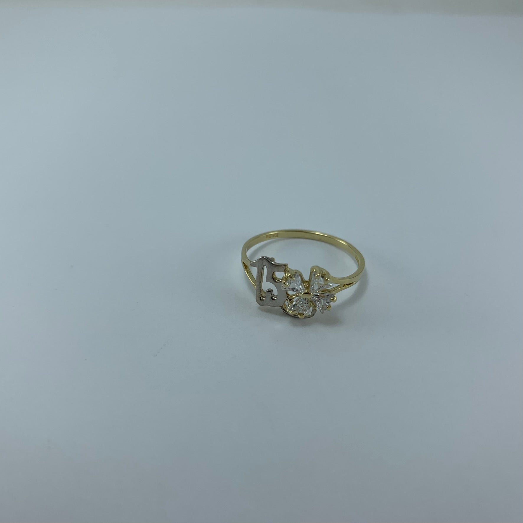 Anillo 10k 15 años Flor circonias