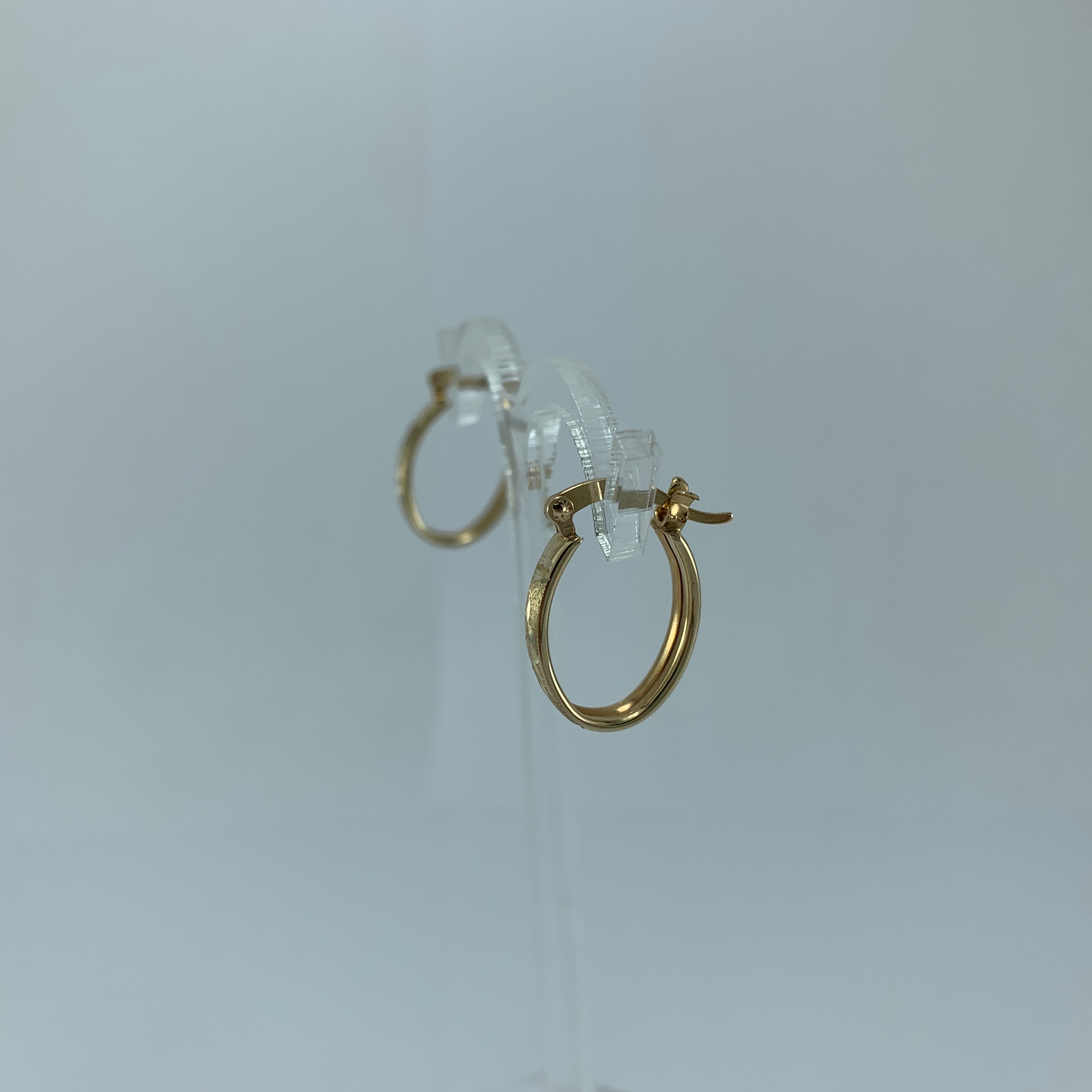 Arracada 10k Oval plana 11x15mm