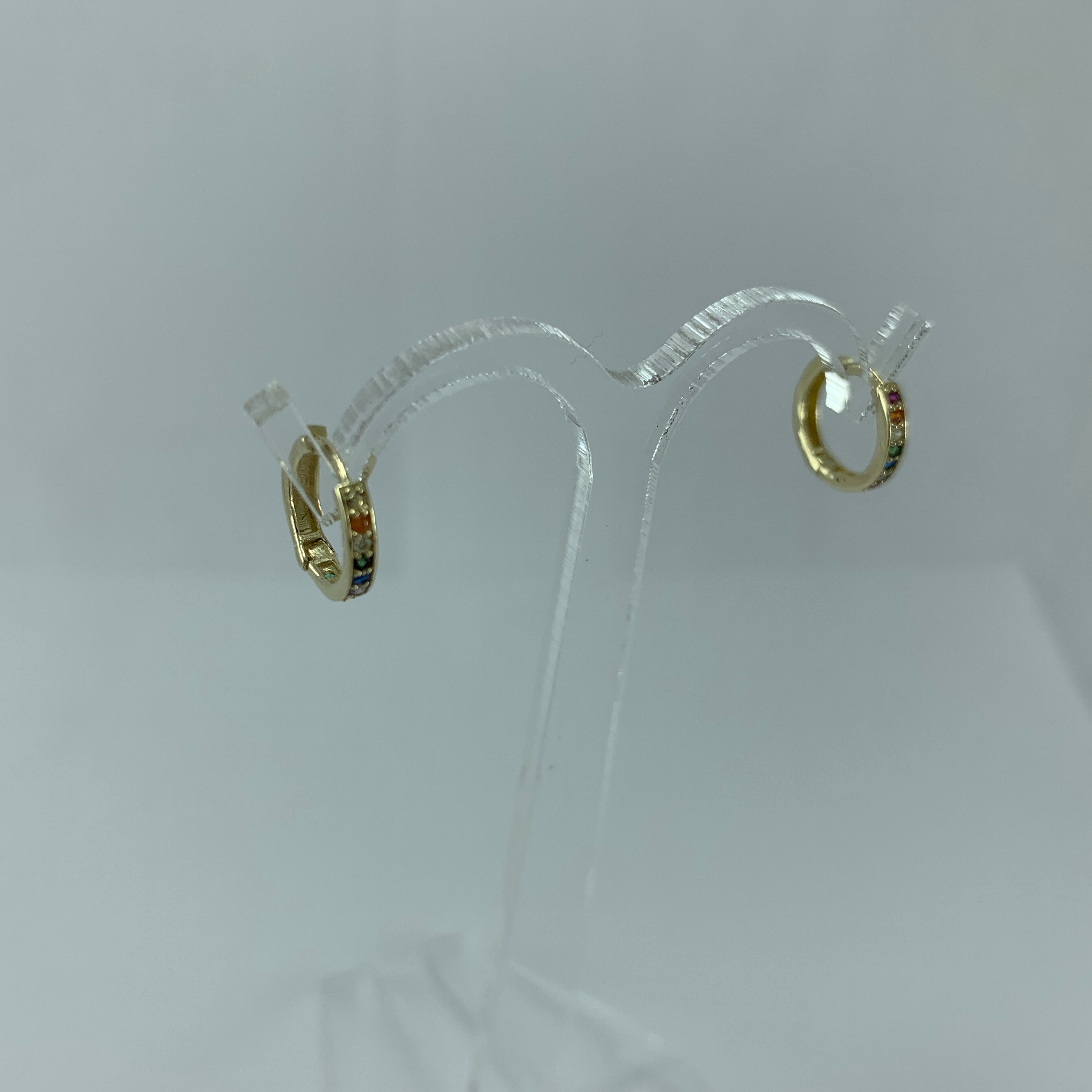 Arracada 10k Huggie circoniasl colores 10x1 mm