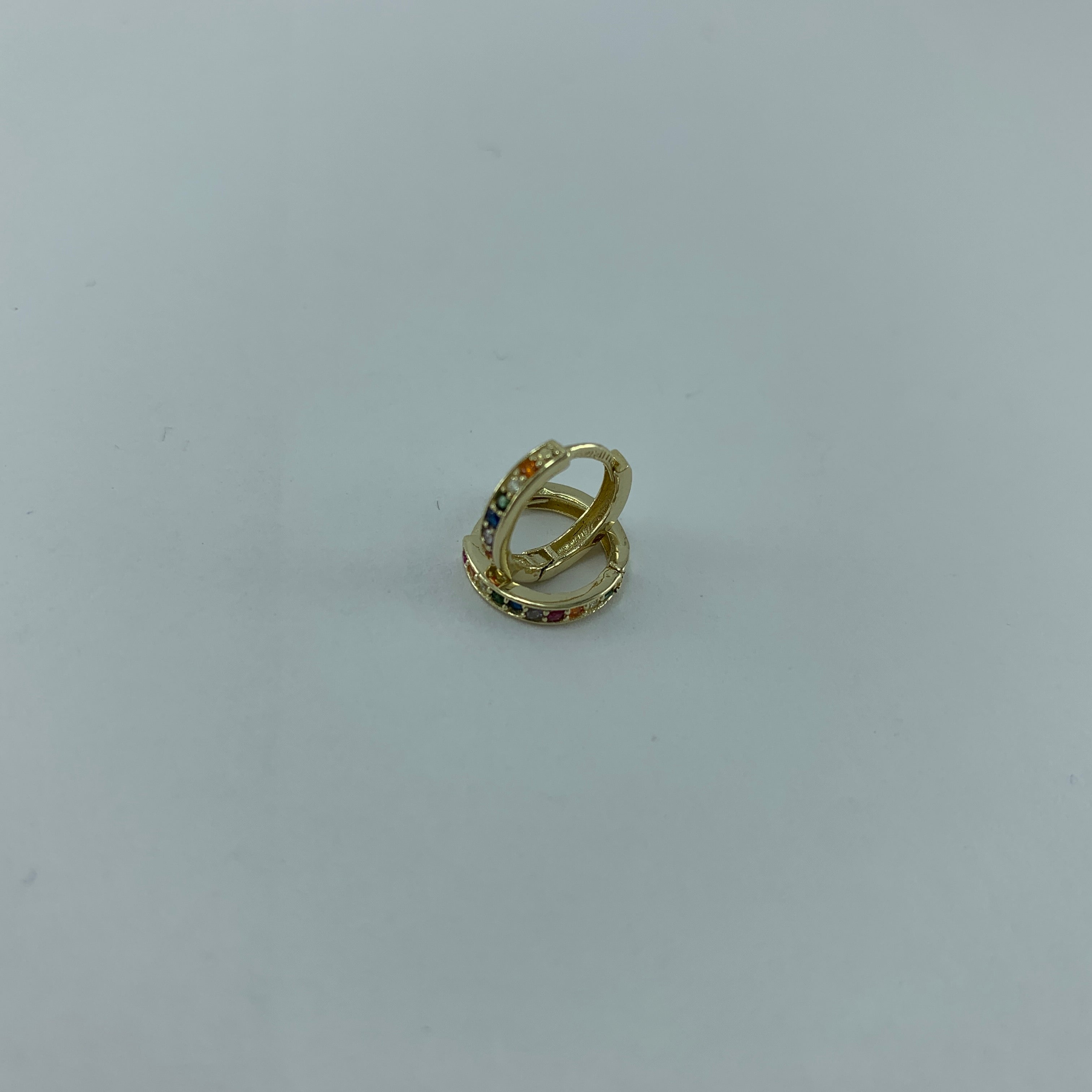 Arracada 10k Huggie circoniasl colores 10x1 mm