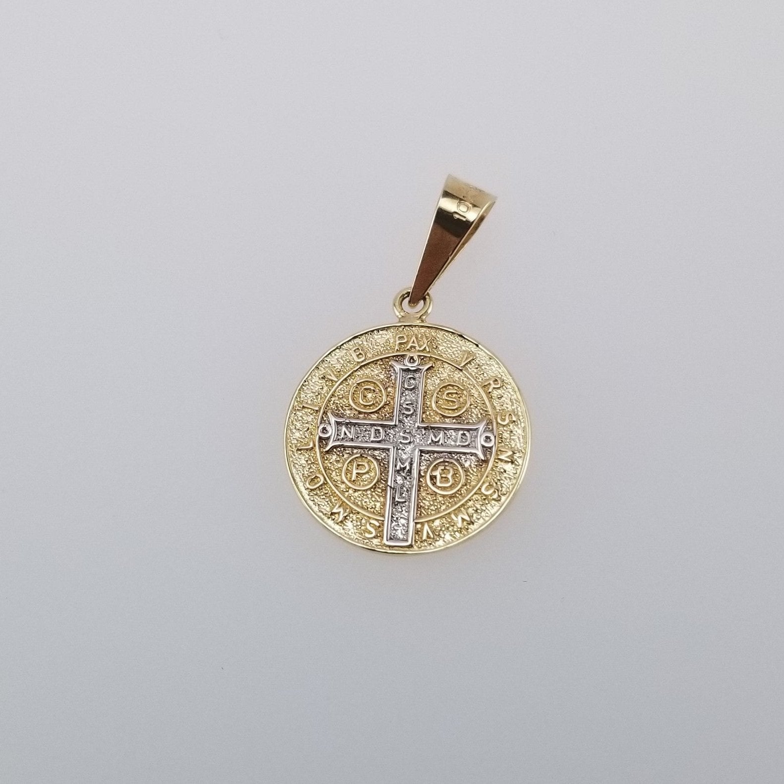 Medalla 10k San Benito doble vista, detalles platinados 14mm