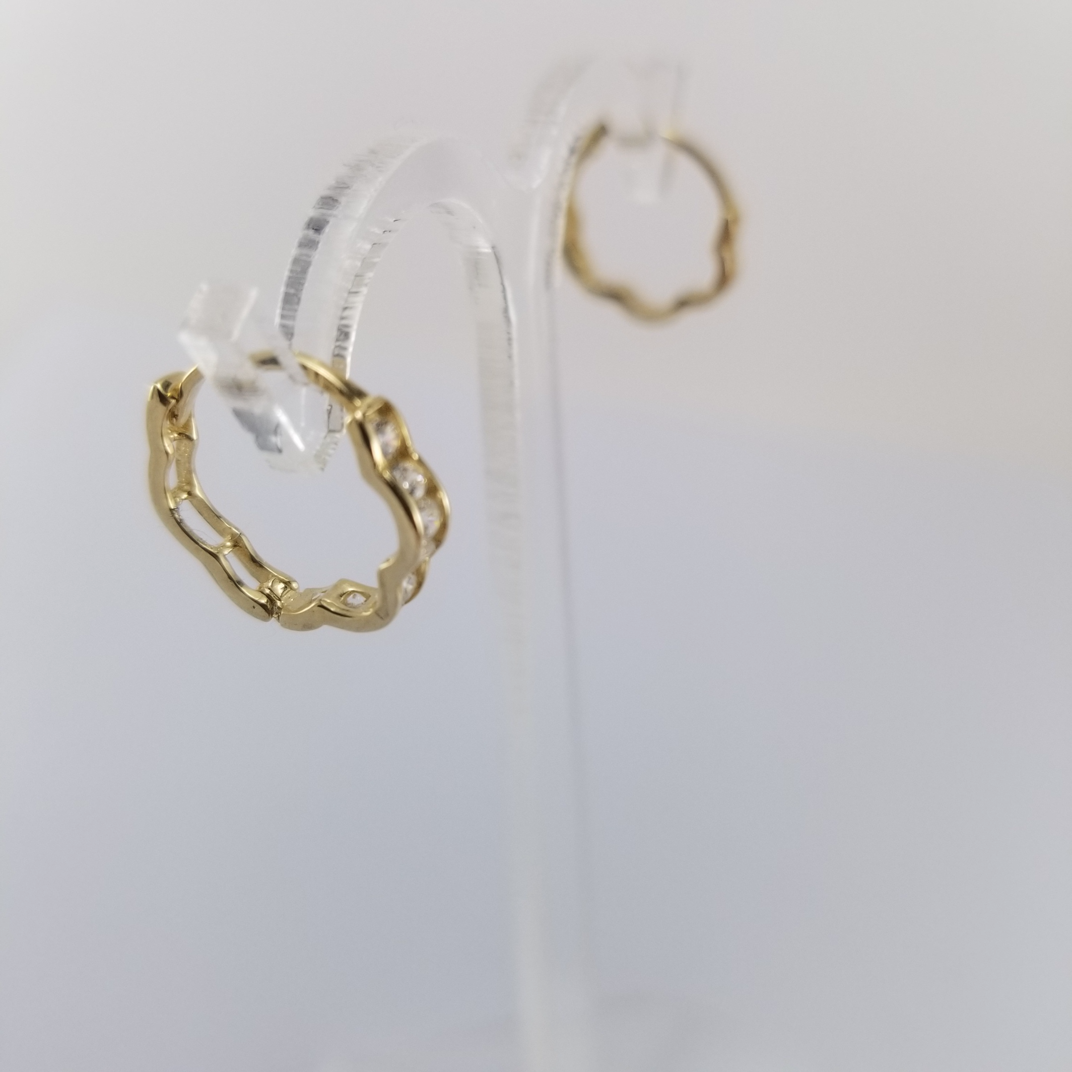 Arracadas huggie 10k Flor con circonias