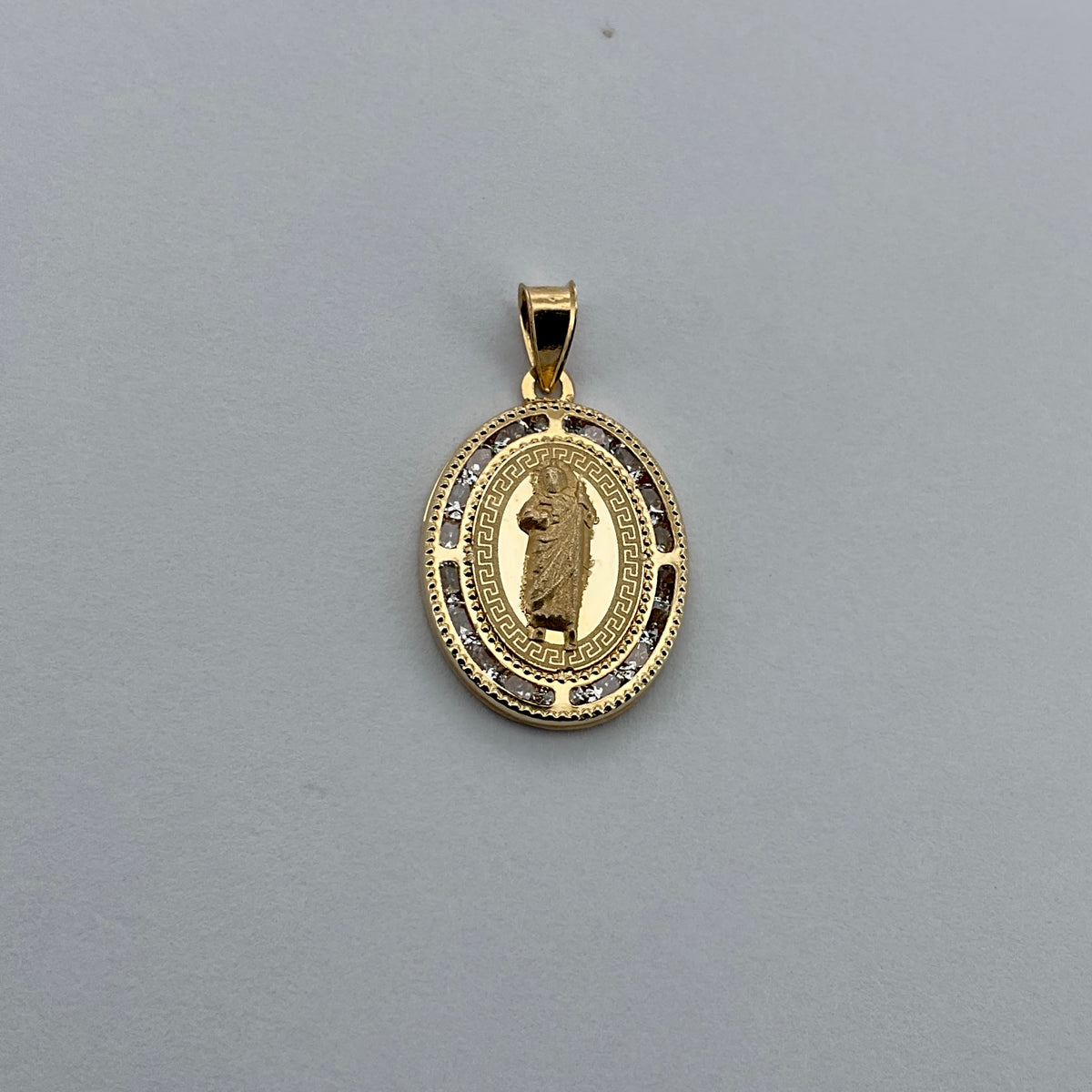 Medalla 10k San Judas Oval bisel circonias 17x14mm