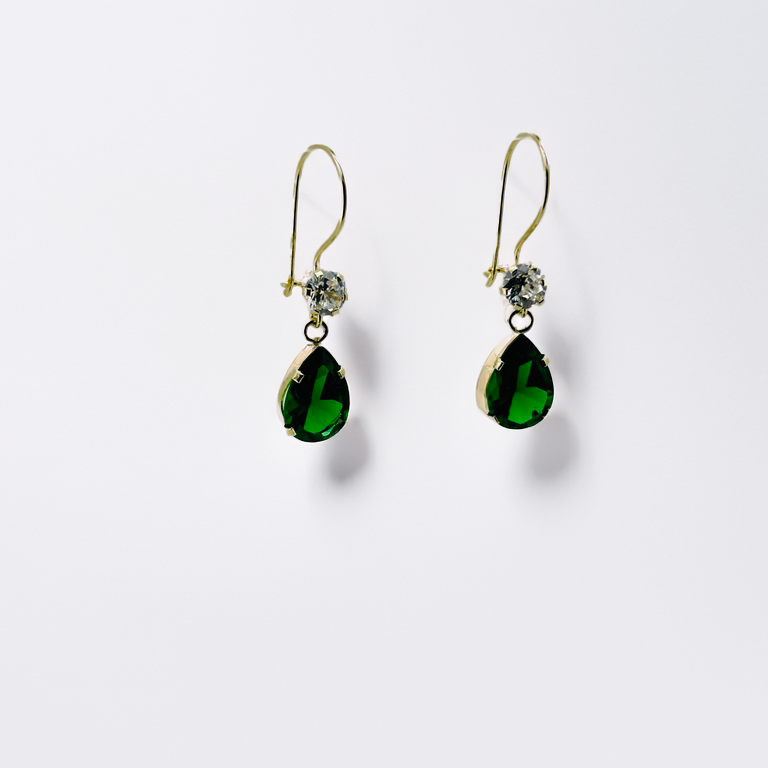 Arete 10k piedra gota 9x6mm verde con circonia blanca