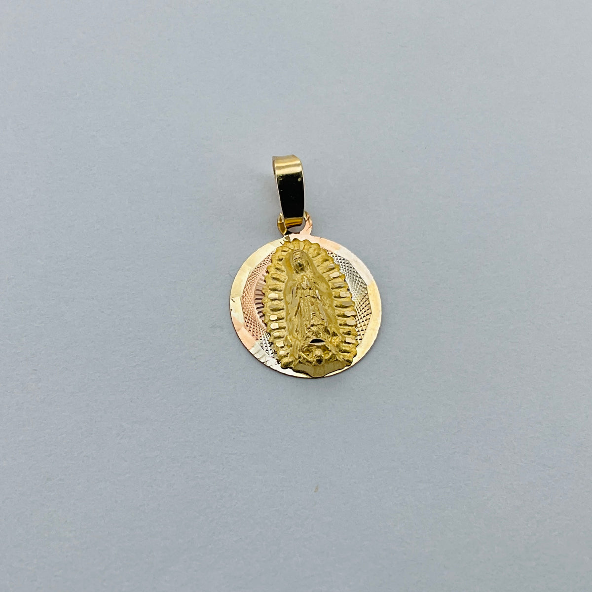 Medalla 10k V Guadalupe Redonda diamantada florentina 13mm