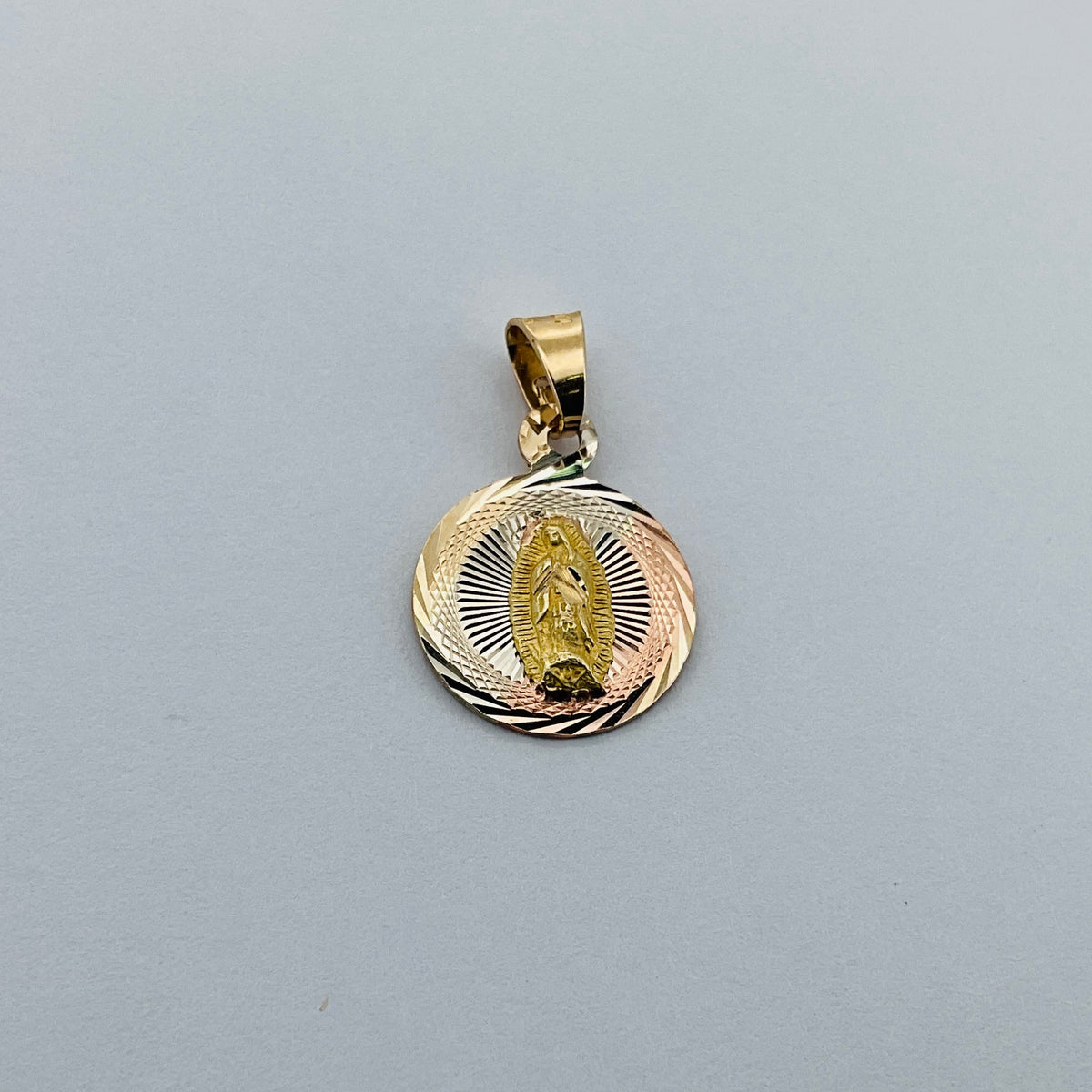 Medalla 10k V Guadalupe diamantada florentina 14mm