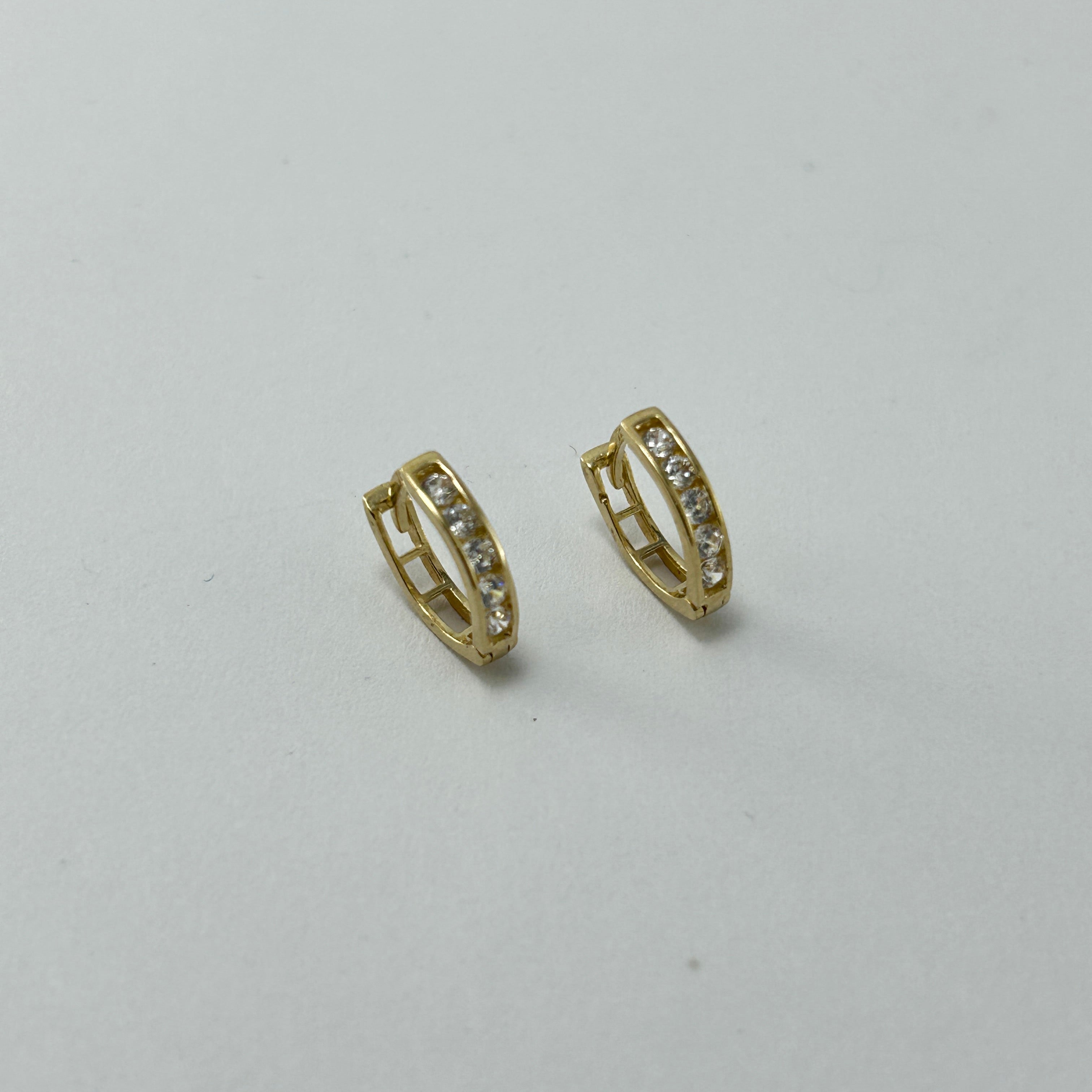 Arracadas 10k Huggie 11x10x2  mm con circonias