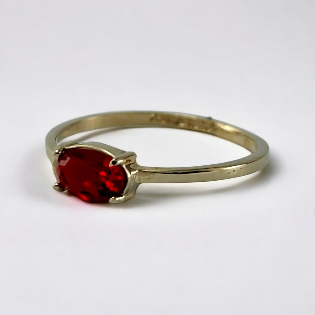 Anillo 10k Piedra color Rojo