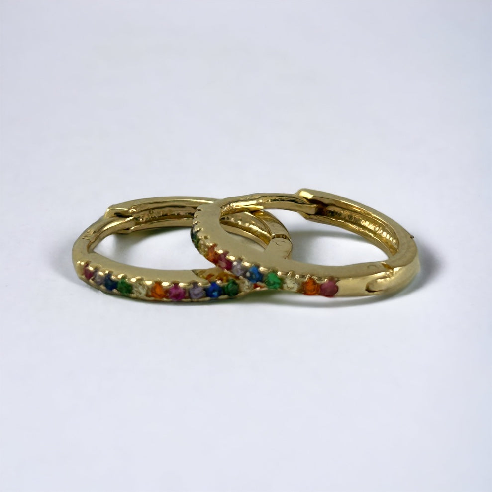 Arracada 10k Huggie redonda 9x1.5 mm circonias colores