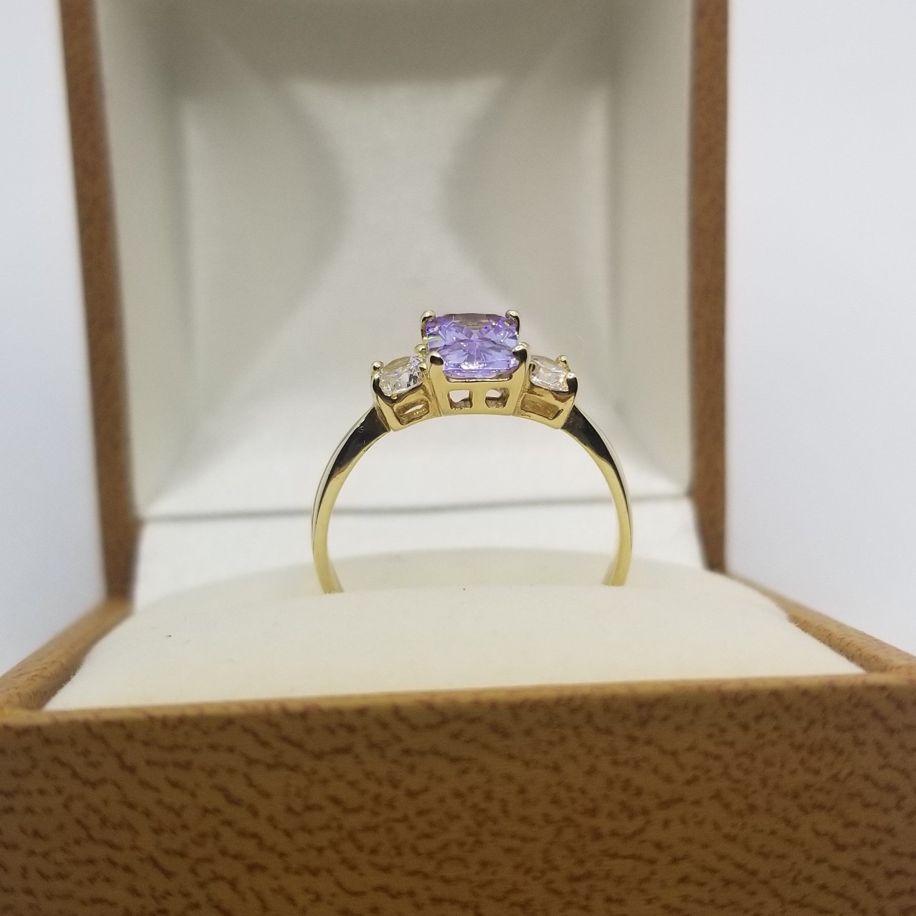 Anillo Dama 10k Circonia lila Central