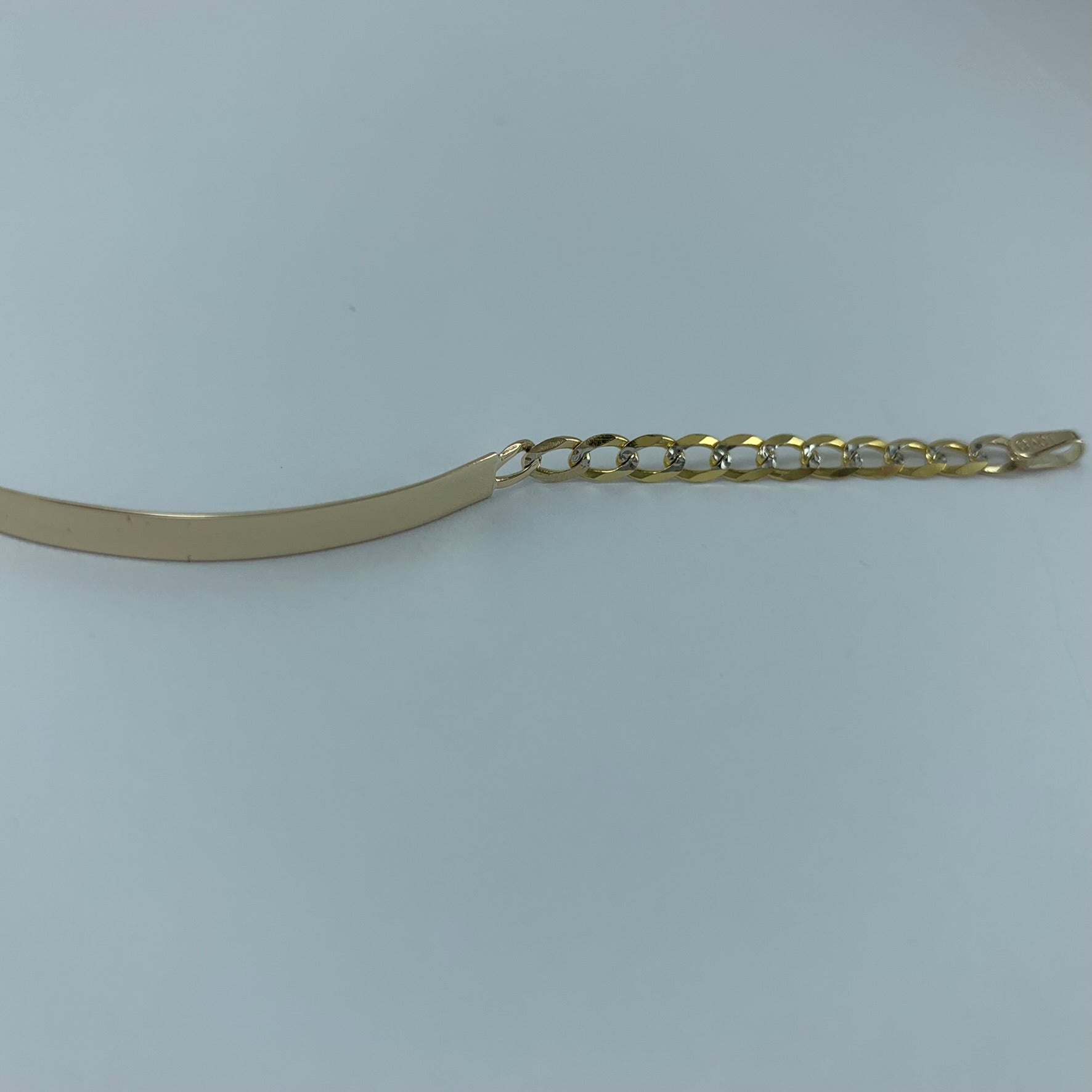 Pulsera con placa 10k Tipo barbado Diamantada 14cms