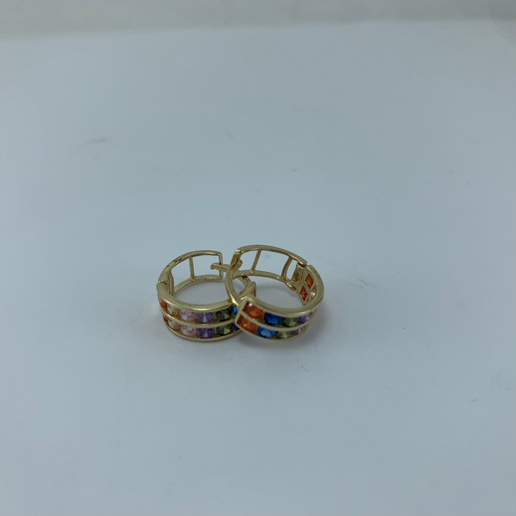 Arracada Huggie Redonda doble fila piedra color 12mm