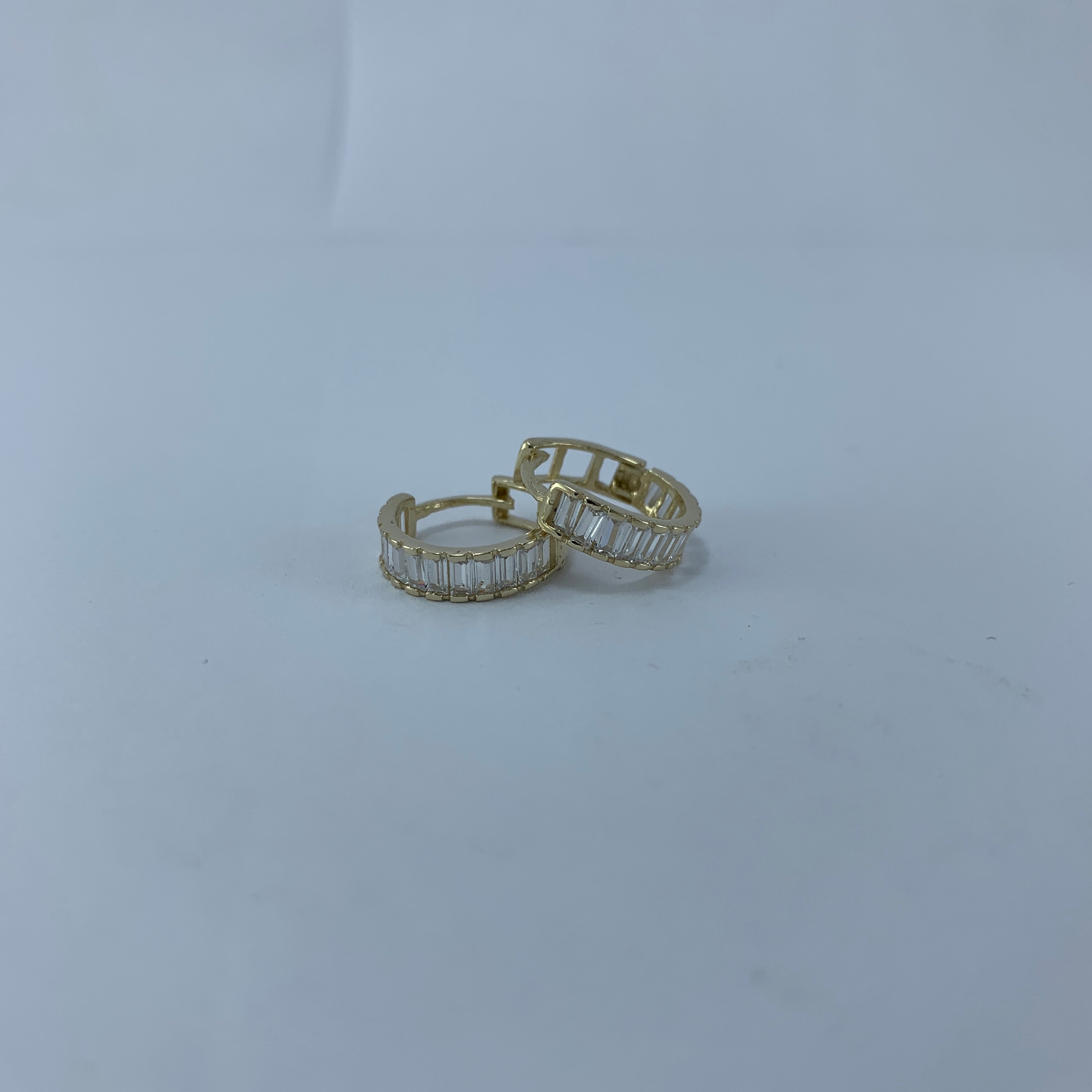 Arracada Huggie Redonda Piedra baguet 13x3mm