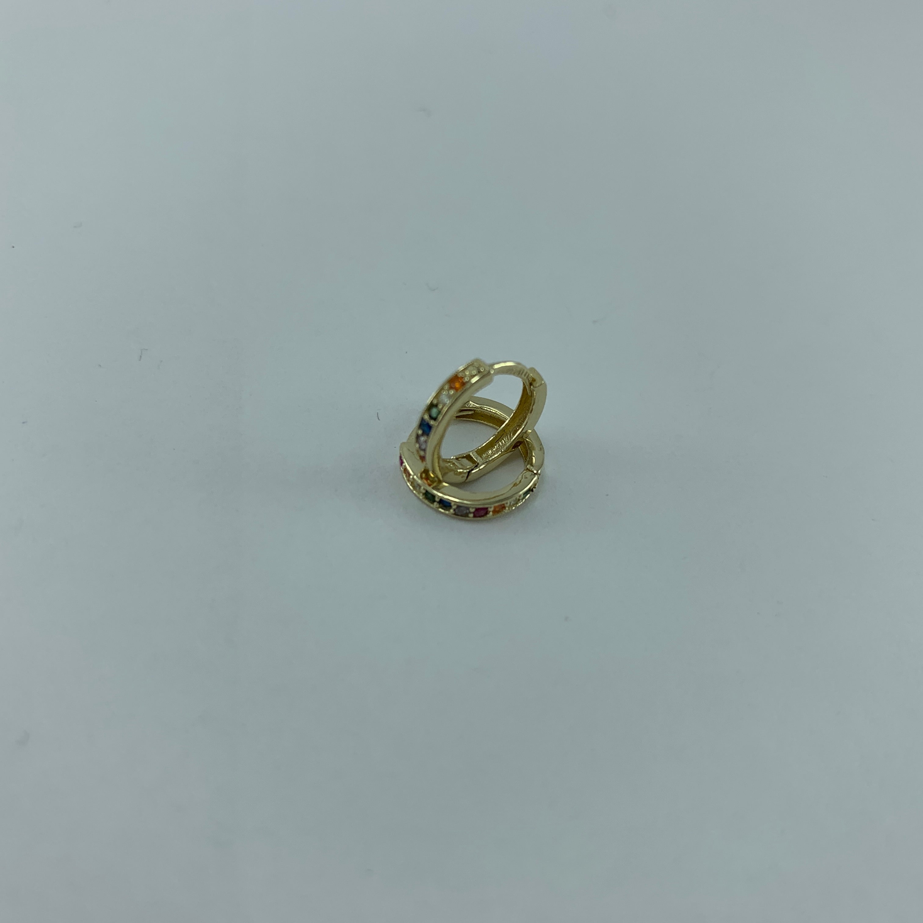 Arracada 10k Huggie circoniasl colores 10x1 mm