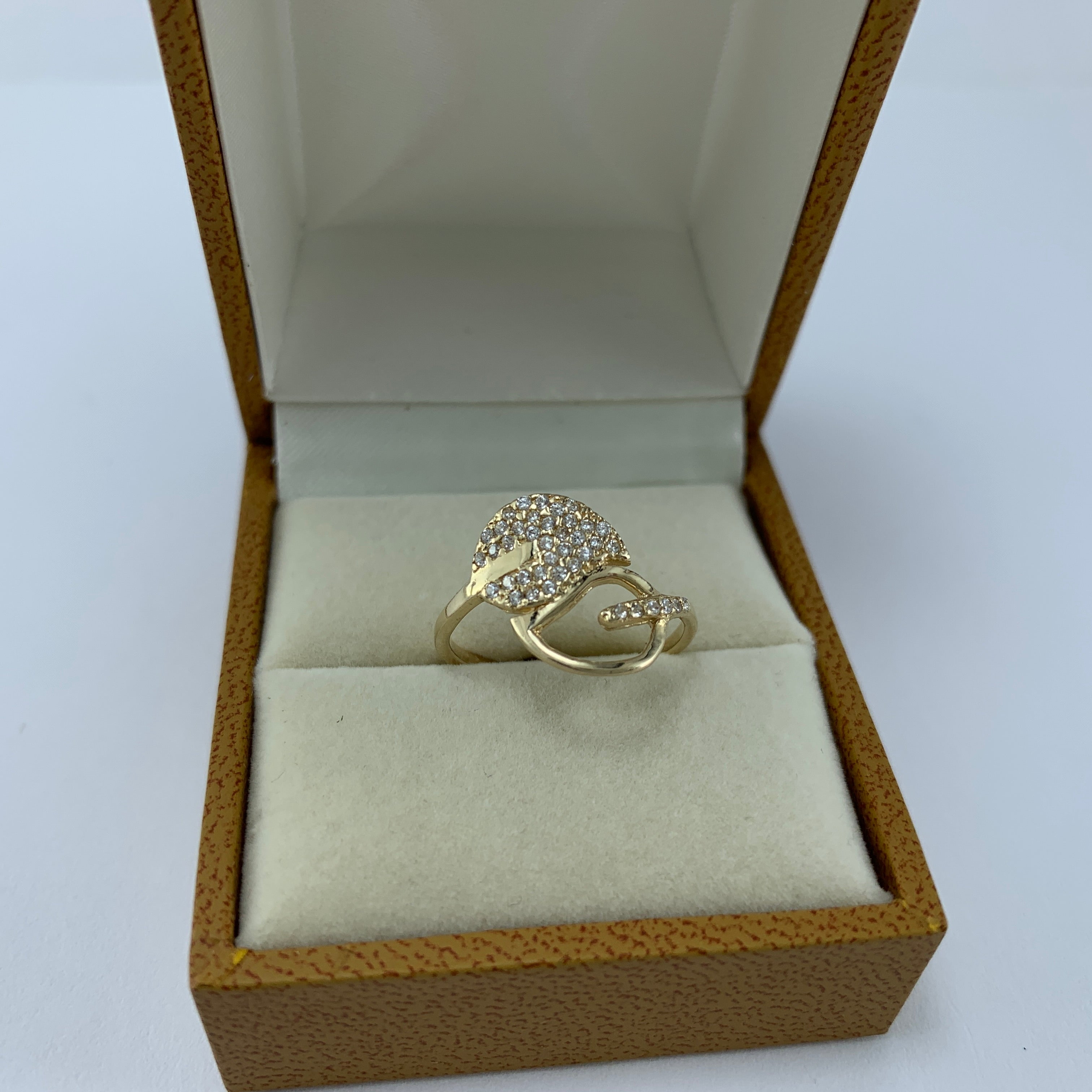 Anillo 10k Hojas con circonias