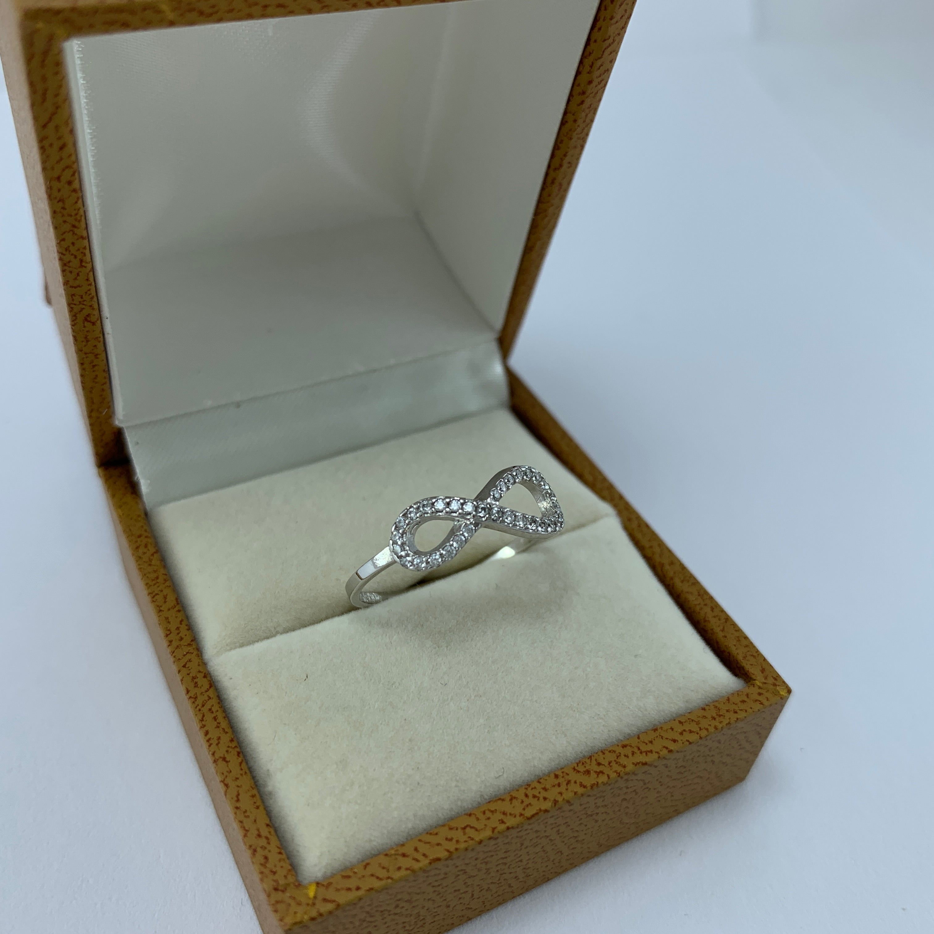 Anillo 10k Infinito circonias oro blanco